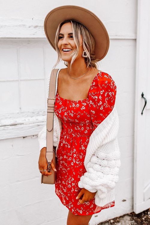 Searching for instagram perfect Valentine styles? See these 31+ Cute Valentines Day Outfits for Every Type of Date. Women's style via higiggle.com | Red floral mini dress | #valentinesday #date #love #minidress