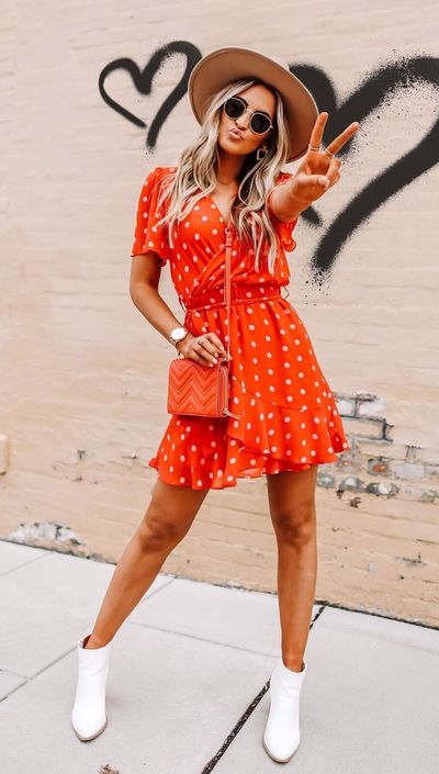 Searching for instagram perfect Valentine styles? See these 31+ Cute Valentines Day Outfits for Every Type of Date. Women's style via higiggle.com | Red floral mini dress | #valentinesday #date #love #minidress