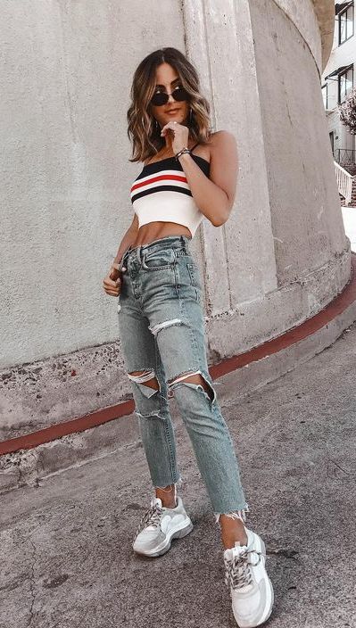 Searching for lightweight outfits to help you cooling off this summer? See 27 Must-have Everyday Summer Styles To Beat The Summer Heat. Summer Fashion via higiggle.com | crop top and jeans | #summeroutfits #cool #jeans #croptop